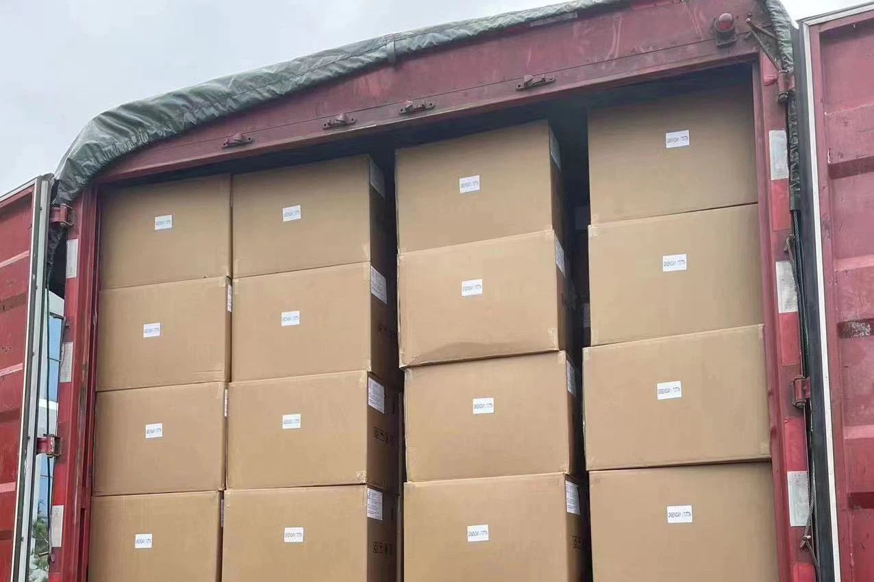 2500 kg chipsów truskawkowych załadowanych do pojemnika.